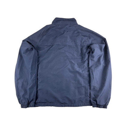 Rückansicht der Nike Dri-Fit Trainingsjacke vintage Blau aus leichtem Material mit elastischen Bündchen