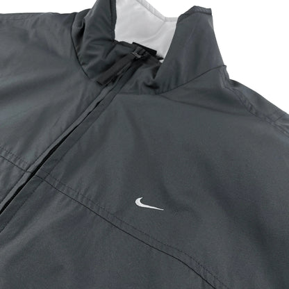 Nike Jacke Vintage Grau Basic fit mit Reißverschluss und kleinem weißen Nike Logo auf der Brust