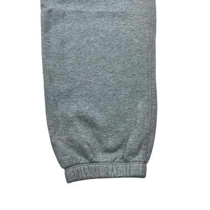 Nahaufnahme einer grauen Nike Jogginghose grau baggy bequem mit elastischem Bündchen von Kickvault