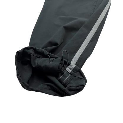 Nike Jogginghose schwarz Damen S von Kickvault mit grauem Streifen und verstellbarem Saum