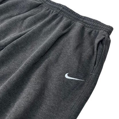 Nike Jogginghose Vintage in dunkelgrau mit elastischem Bund und weißem Nike Logo von Kickvault
