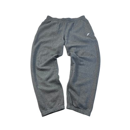 Nike Jogginghose vintage kaufen in grauer Farbe mit elastischem Bund und kleinem weißen Logo