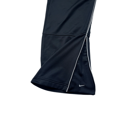Limitierte Nike Streetwear Hose von Kickvault in Schwarz mit weißem Nike Logo und Reißverschluss am Bein