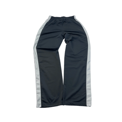 Kickvault Premium Streetwear Jogginghose in Schwarz mit weiße Seitenstreifen und elastischem Bund
