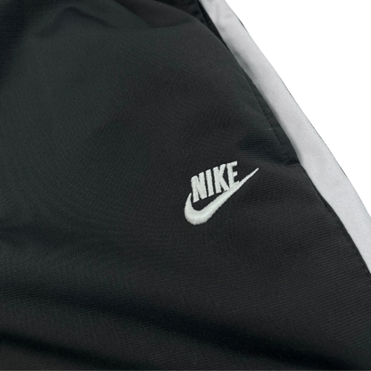 Schwarze Premium Streetwear Jogginghose von Kickvault mit weißem Nike Logo und seitlichem Streifen