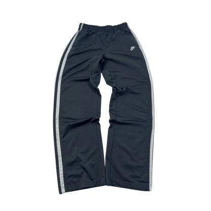 Kickvault Premium Streetwear Jogginghose in Schwarz mit weißen seitlichen Streifen und elastischem Bund