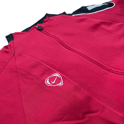 Kickvault rotes Nike Track Jacket 90er mit Reißverschluss und Logo auf schwarzem Hintergrund