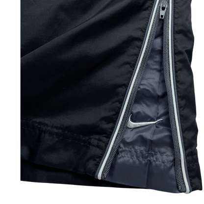 Schwarze Nike Trackpants Baggy von Kickvault mit Reißverschluss und weißem Nike Logo Detail