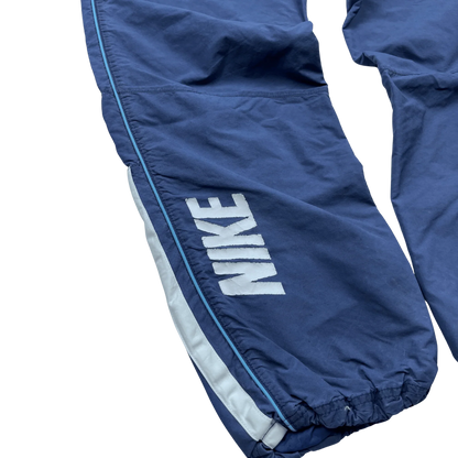 Nike Trackpants Blau Vintage von Kickvault, blaue Vintage Trainingshose mit weißem Nike Schriftzug und Streifen