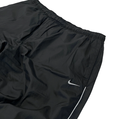 Nike Trackpants Herren limitiert in Schwarz mit elastischem Bund und weißem Nike Swoosh von Kickvault