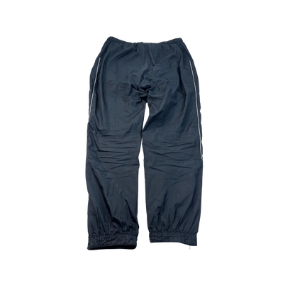 Schwarze Nike Trackpants Herren limitiert mit elastischem Bund und seitlichen weißen Streifen von Kickvault