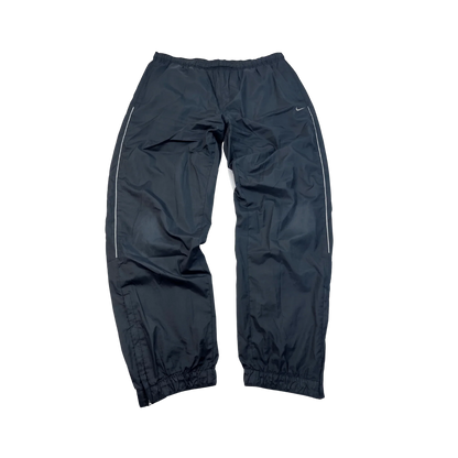 Nike Trackpants Herren limitiert in Schwarz mit weißen Details und elastischem Bund von Kickvault