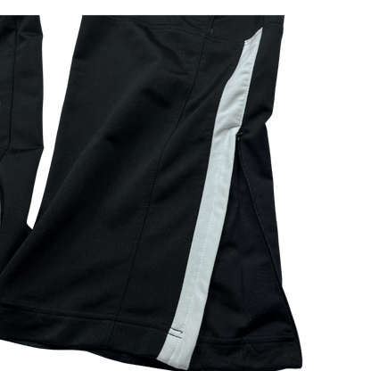 Schwarze Nike Trackpants Vintage mit weißem Seitenstreifen von Kickvault Detailansicht