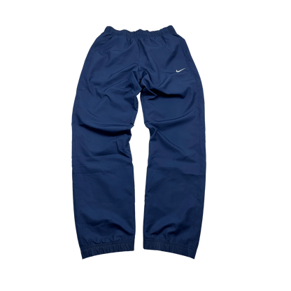 Nike Trackpants Vintage Blau Baggy Offenes Bein von Kickvault mit elastischem Bund und kleinem weißem Logo
