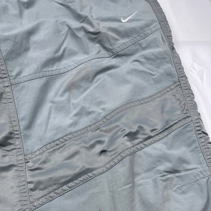 Nike Trackpants Vintage Firtst edition von Kickvault in grauer Farbe mit weißem Nike-Logo und elastischem Bund