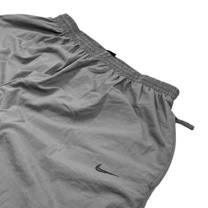 Kickvault Nike Trackpants Vintage in Grau mit elastischem Bund und Nike Logo auf der Vorderseite