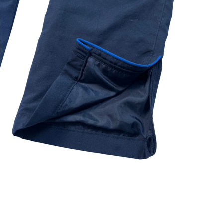 Detailansicht der dunkelblauen Nike Trackpants Vintage mit gedecktem Zipper am Beinabschluss