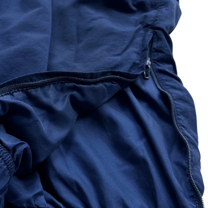 Detaillierte Nahaufnahme der blauen Nike Trackpants Vintage von Kickvault mit Reißverschluss
