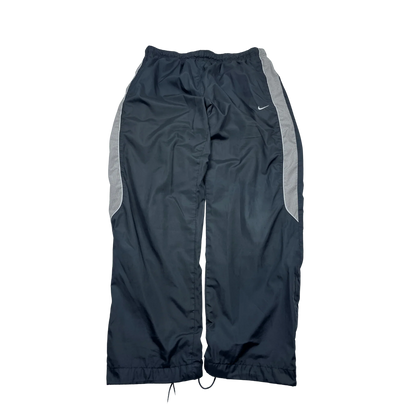 Nike Trackpants Vintage in Schwarz mit grauen Seitenstreifen und kleinem weißen Nike-Logo von Kickvault