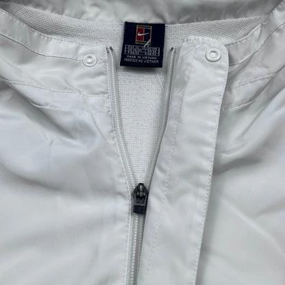Weiße Nike Trainingsjacke Vintage mit Reißverschluss und Knöpfen von Kickvault Nahaufnahme