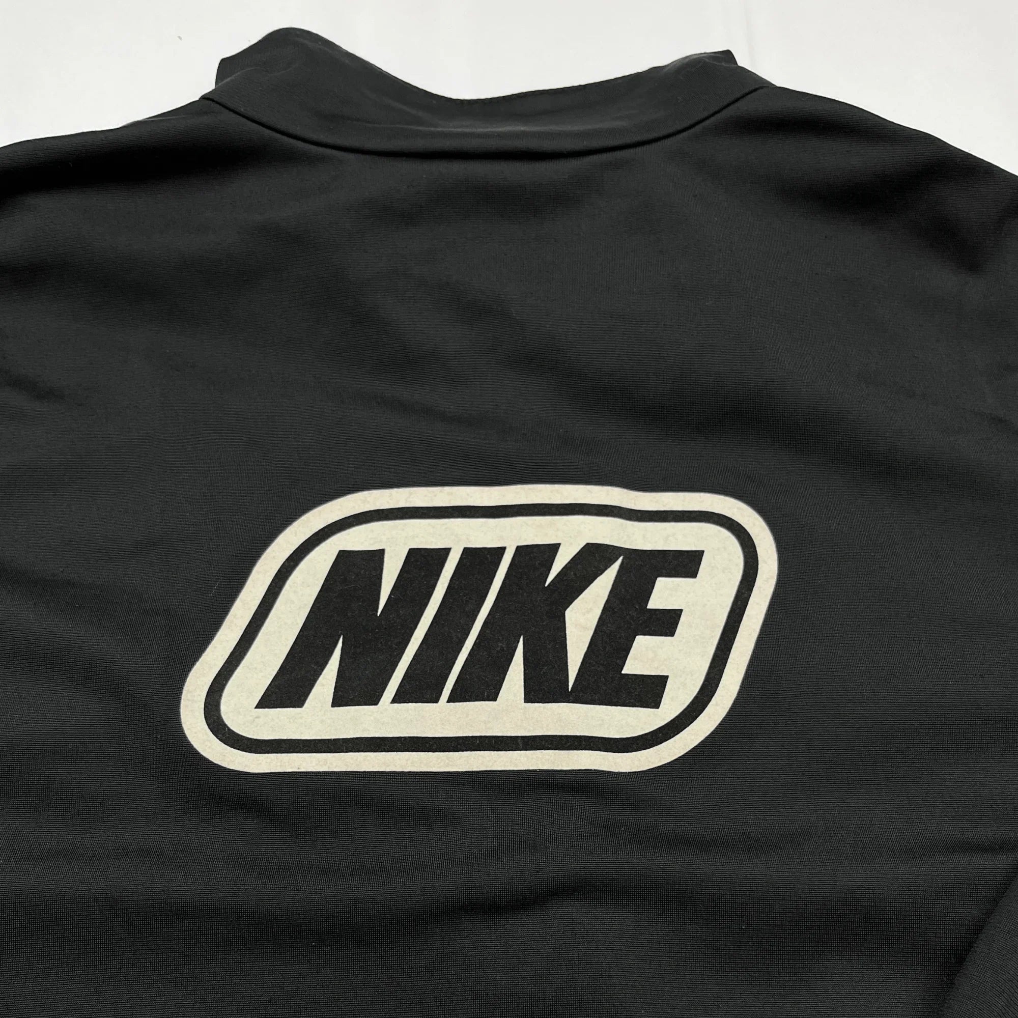 Nike Trainingsjacke Vintage Schwarz von Kickvault mit Retro Logo auf schwarzem Stoff