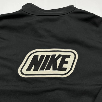 Nike Trainingsjacke Vintage Schwarz von Kickvault mit Retro Logo auf schwarzem Stoff