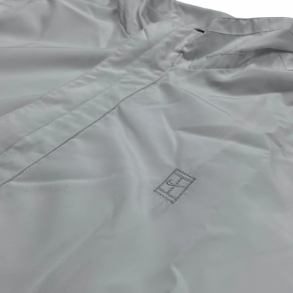 Weiße Nike Trainingsjacke Vintage aus glattem Material mit kleinem Logo von Kickvault