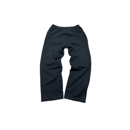 Nike Vintage Jogginghose baggy fit open leg in Schwarz von Kickvault auf schwarzem Hintergrund