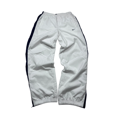 Vintage Nike Trackpants weiß von Kickvault mit elastischem Bund und Seitentaschen in weiß
