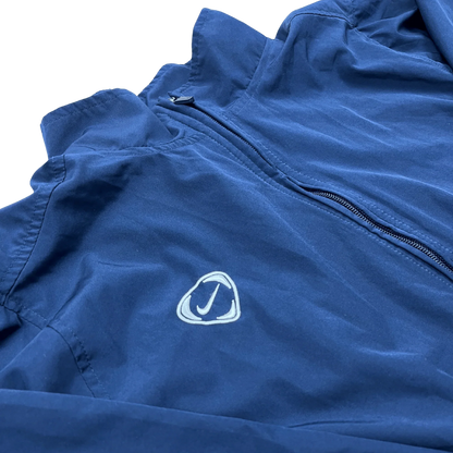 Nike Vintage Trainingsjacke blau oversize fit white swoosh mit Reißverschluss und Stehkragen von Kickvault