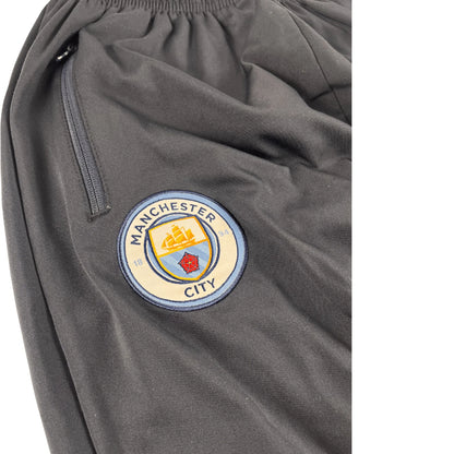 Schwarze Puma Manchester City Jogginghose mit Reißverschlusstasche und Vereinslogo Puma Manchester City Jogginghose kaufen
