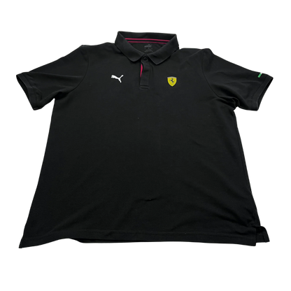 Schwarzes Puma vintage Ferrari Poloshirt mit gelbem Ferrari-Logo und weißem Puma-Emblem von Kickvault