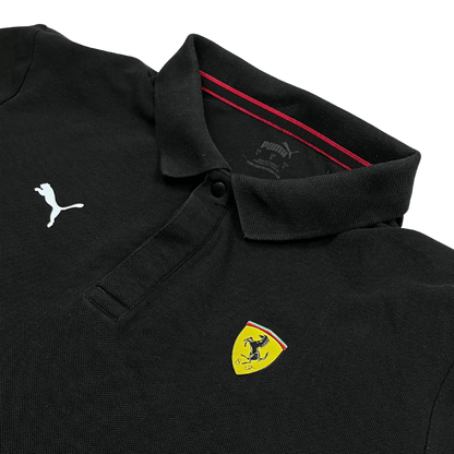 Schwarzes Puma vintage Ferrari Poloshirt mit gelbem Ferrari Logo und weißem Puma Zeichen von Kickvault