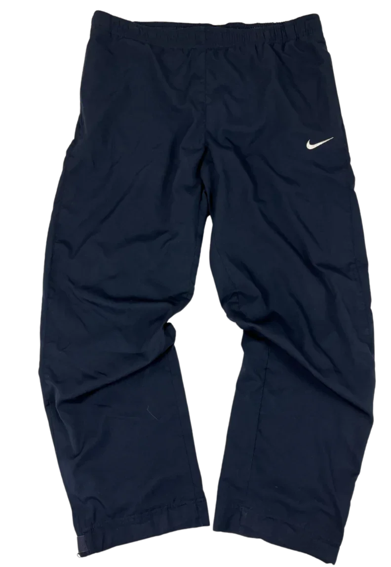 Vintage Nike Trackpants black open leg white swoosh in schwarzer Farbe mit weißem Nike-Logo